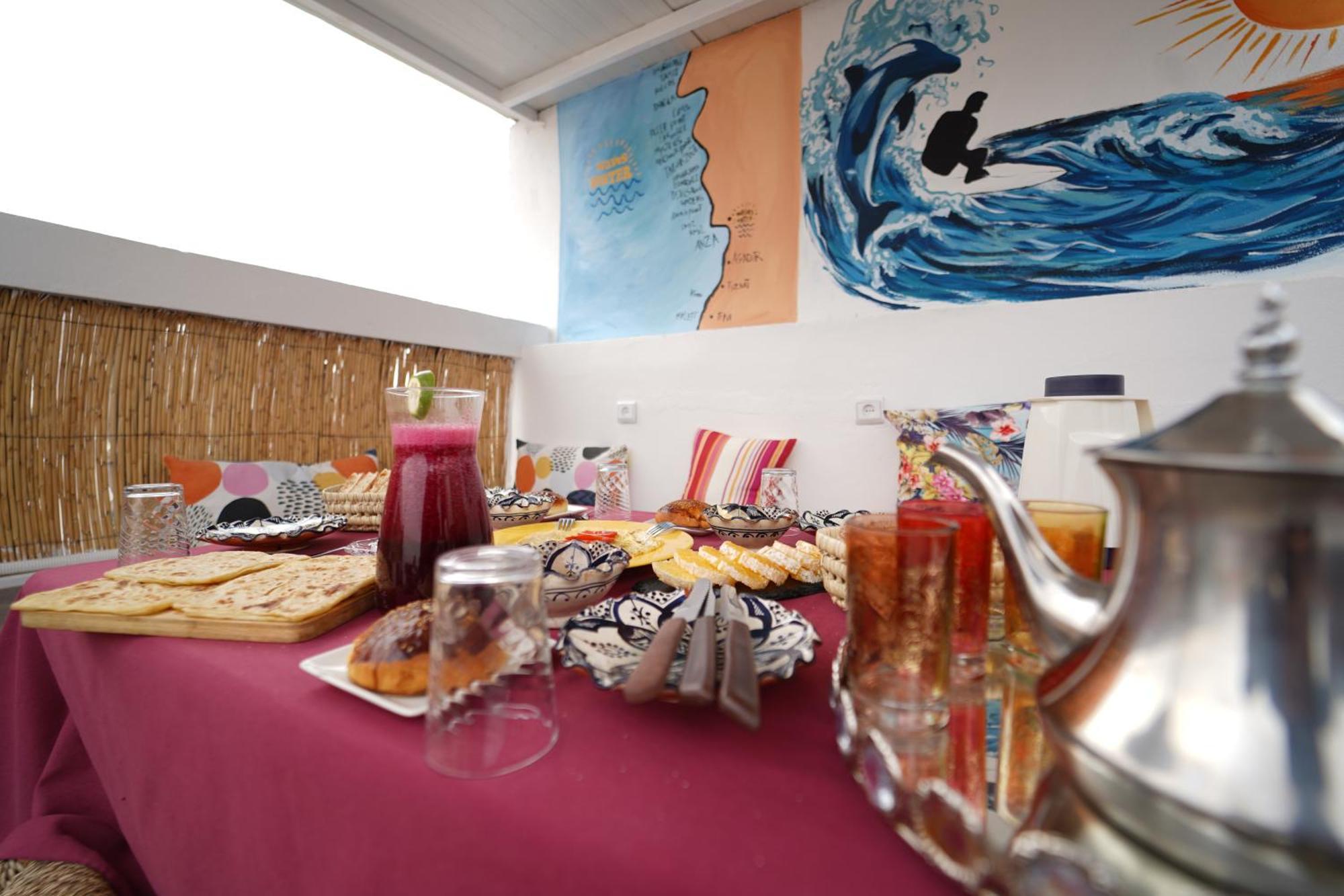 Couette-café Waves Hunter Surf House Agadir