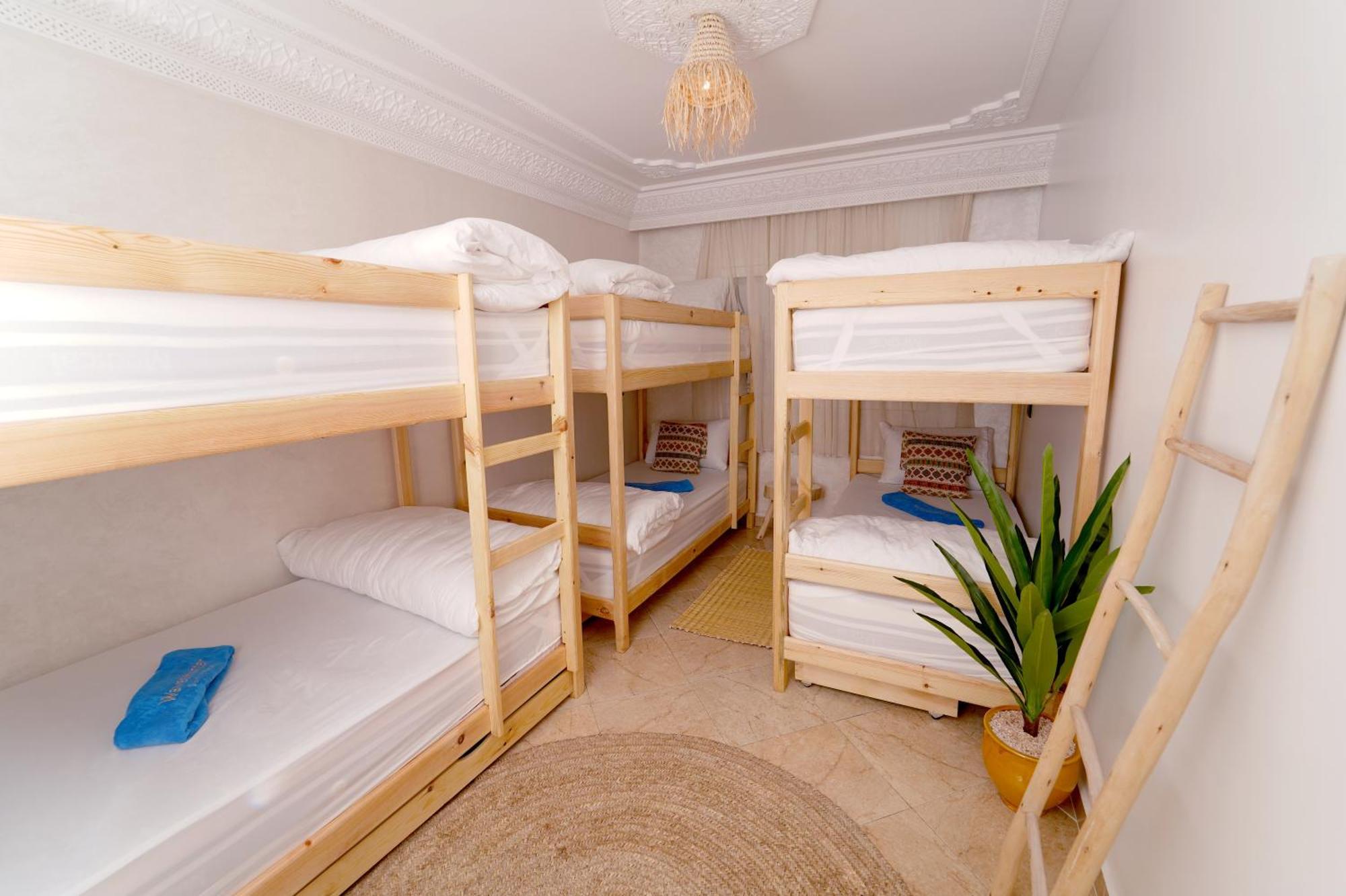 Waves Hunter Surf House Couette-café Agadir